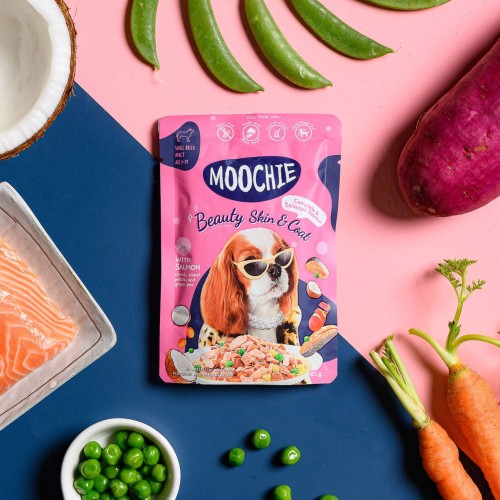 Pouch de salmón y verduras para perros MOOCHIE pelaje radiante. 12 x 85 gr