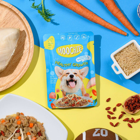 Pouch de pollo y verduras para cachorros MOOCHIE crecimiento saludable. Pack 12 x 85gr