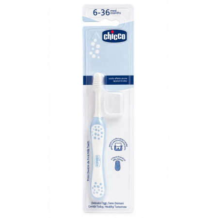 Cepillos de dientes Chicco para bebés de 6 a 36 meses con cerdas extrasuaves y capuchón protector.