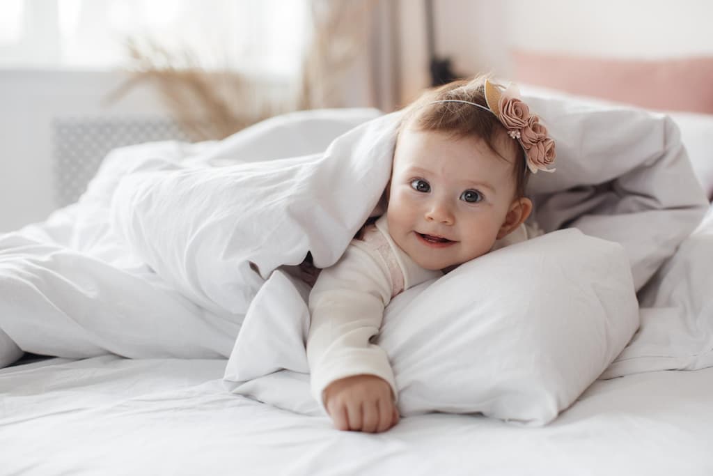 bebé con almohada