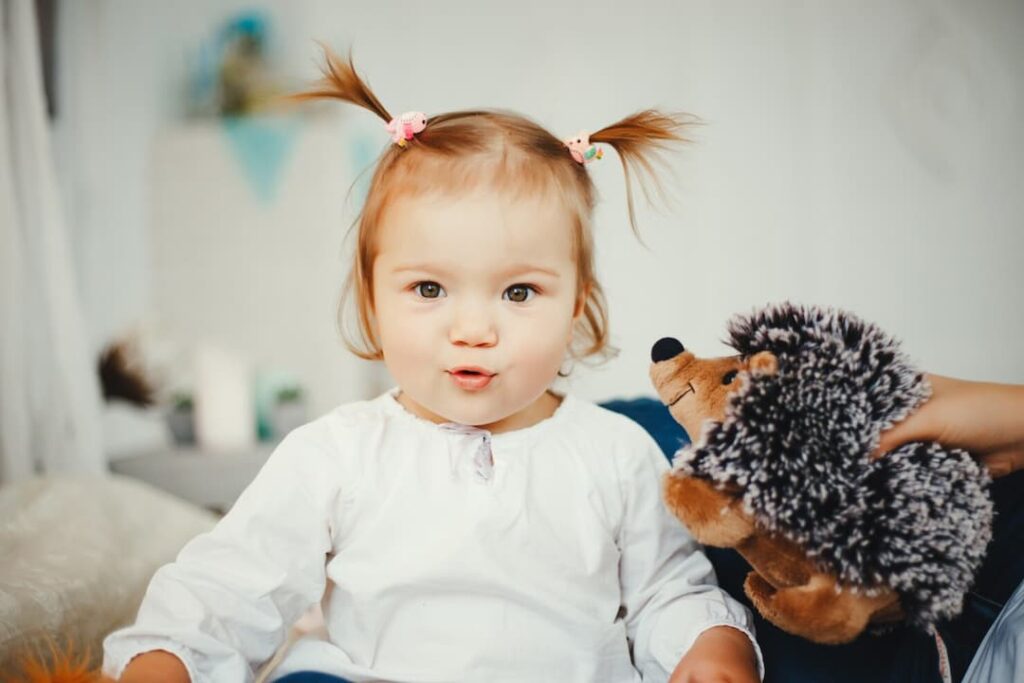 Bebés con el Pelo Rizado: Una guía de cuidados, peinados y productos